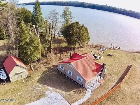 12 Berry Patch Ln, Crown Point, NY 12928