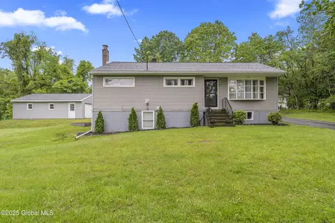 1876 Dover Ln, Castleton On Hudson, NY 12033