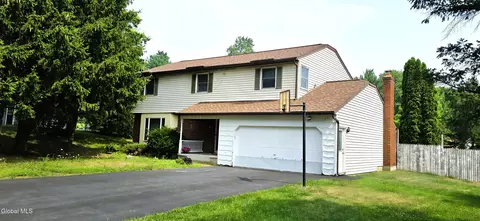 16 Warwick Way, Niskayuna, NY 12309