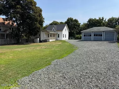 21 Canal St, Waterford, NY 12188
