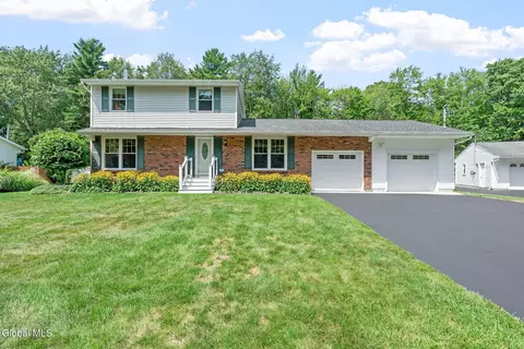 14 Linden Ct, Clifton Park, NY 12065