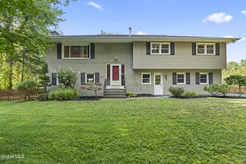 921 E Pine Hill Dr, Schenectady, NY 12303