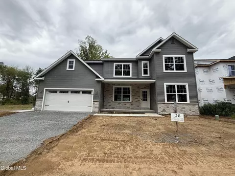 32 Tamarack St, Ballston Lake, NY 12019