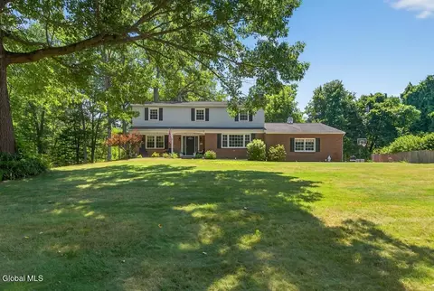 5 Laurel Oak Ln, Clifton Park, NY 12065