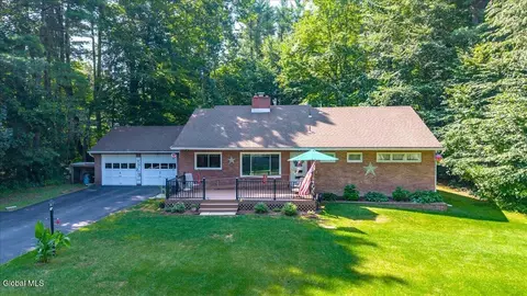 6 Pinewood Ct, Burnt Hills, NY 12027