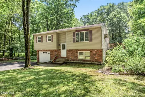 19 Chaundray Ln, Averill Park, NY 12018