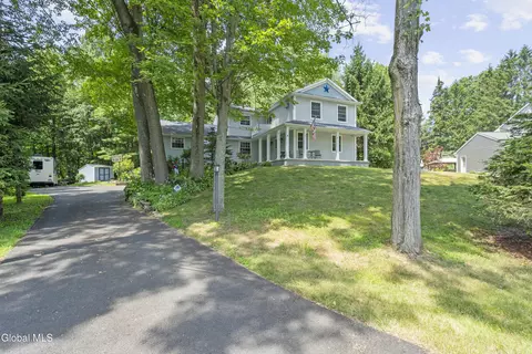 4 Yankee Ct, Halfmoon, NY 12065
