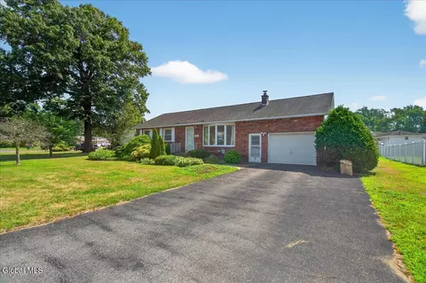 13 Bertone Dr, Schenectady, NY 12306 photo 3