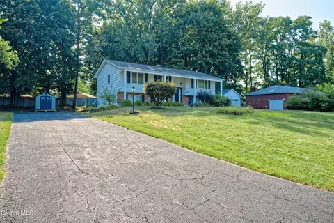 4 Princess Ln, Loudonville, NY 12211
