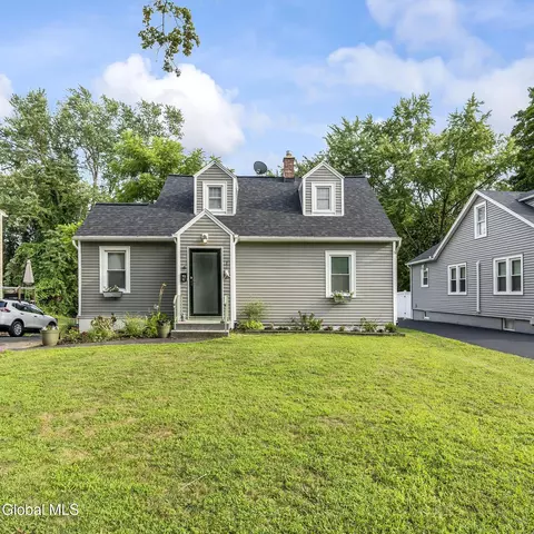4 Albright Pl, Delmar, NY 12054
