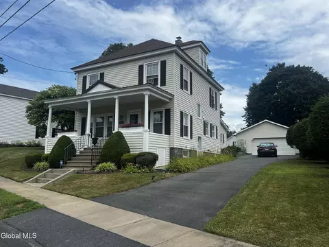 107 E Montgomery St, Johnstown, NY 12095