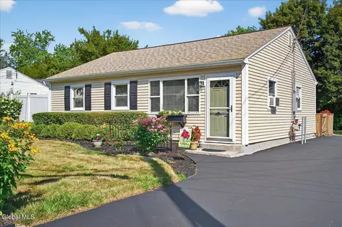 11 Riverview Dr, Niskayuna, NY 12309