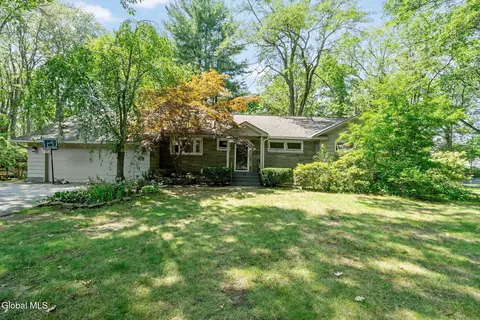 893 Heather Ln, Niskayuna, NY 12309