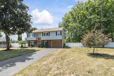 4 Dewberry Ct, Albany, NY 12203