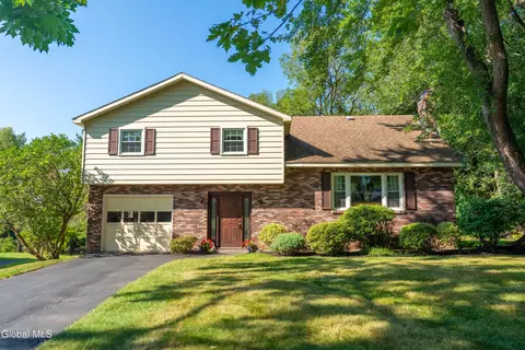 8 Knolls Rd, Niskayuna, NY 12309