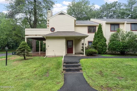 212 Yorktown Dr, Halfmoon, NY 12065