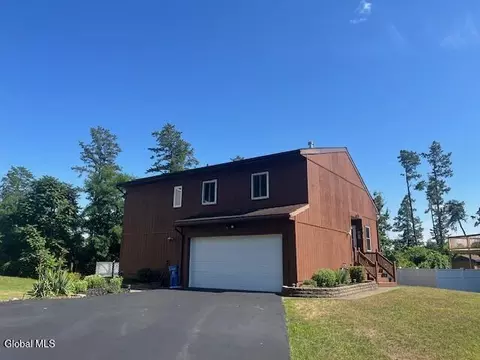 30 Pitch Pine Rd, Albany, NY 12203