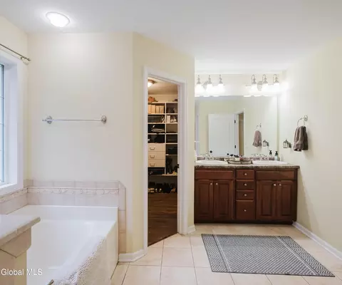Bath - 2 Amanda Way, Niskayuna, NY 12309 photo 3 of 4