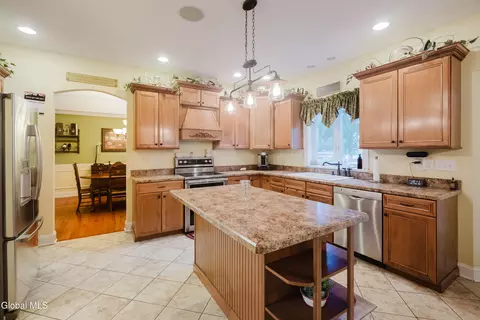 Kitchen - 2 Amanda Way, Niskayuna, NY 12309 photo 4 of 4