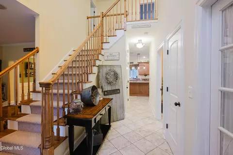 Entry Way - 2 Amanda Way, Niskayuna, NY 12309 photo 2 of 6