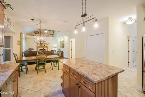 Kitchen - 2 Amanda Way, Niskayuna, NY 12309 photo 3 of 4