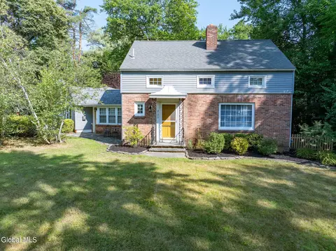 2179 Stuyvesant St, Niskayuna, NY 12309
