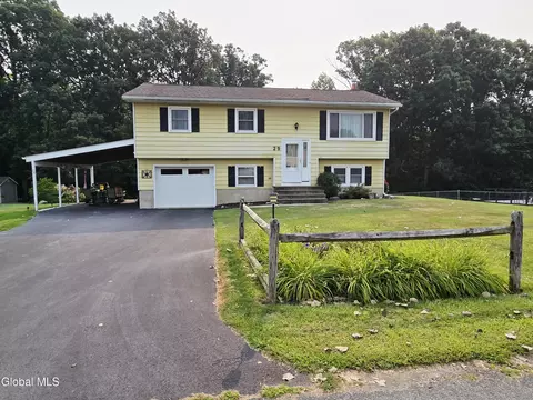 29 Frederick Dr, Fort Edward, NY 12828
