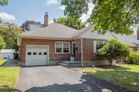 26 Center View Dr, Troy, NY 12180