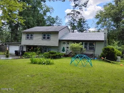 44 Saratoga Dr, Scotia, NY 12302