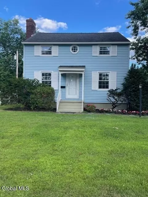 29 Forest Dr, Colonie, NY 12205
