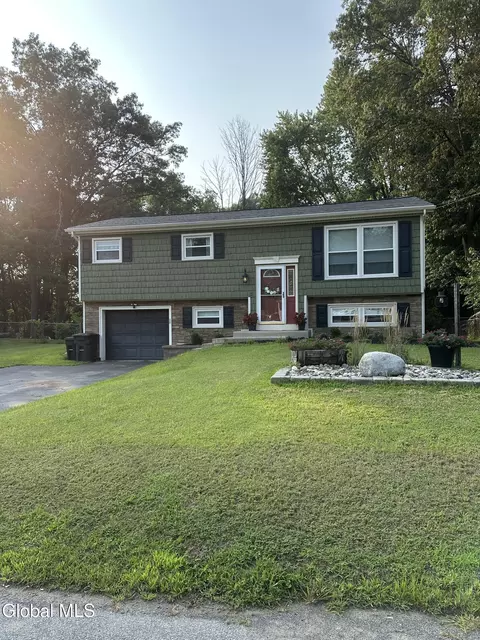 70 Rapple Dr, Colonie, NY 12205