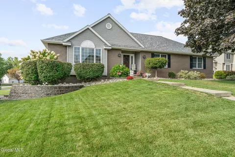2 Van Tassel Ct, Loudonville, NY 12211