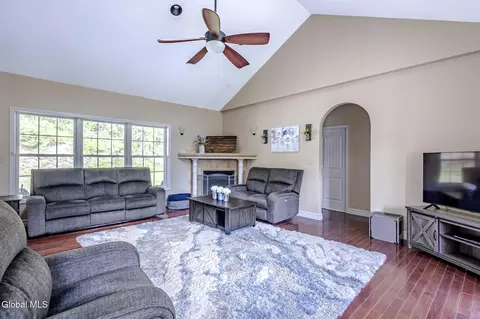 Living - 534 Ridge Rd, Schenectady, NY 12302 photo 3 of 4