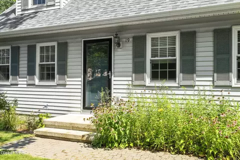 19 Schuster Rd, Schenectady, NY 12303 photo 2