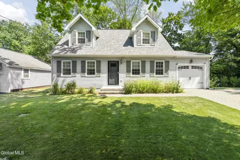 19 Schuster Rd, Schenectady, NY 12303