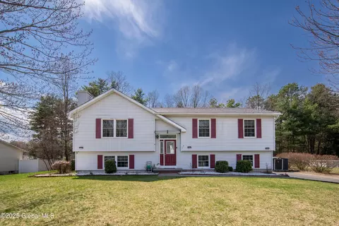 4 Heresford Ln, Queensbury, NY 12804