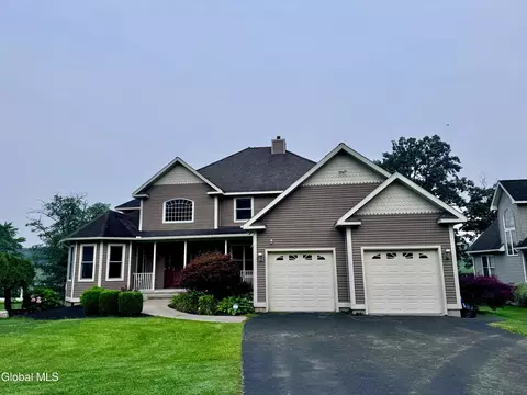 18 Hickory Grove Ln, Ballston Lake, NY 12019
