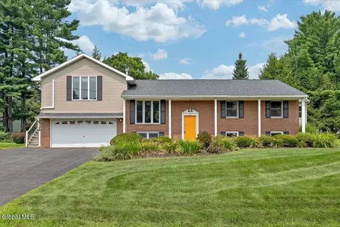 8 Marjorie Dr, Saratoga Springs, NY 12866