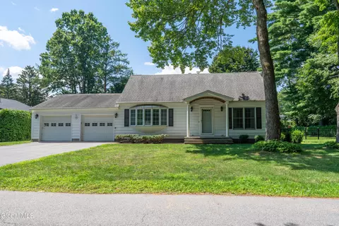 25 Eureka Ave, Saratoga Springs, NY 12866