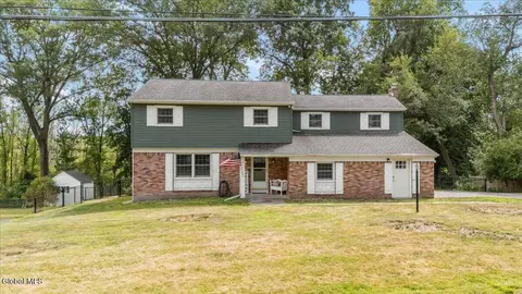 10 Heritage Pkwy, Glenville, NY 12302
