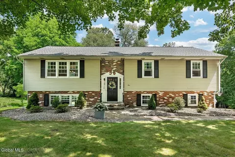 5 Circle Dr, Castleton On Hudson, NY 12033