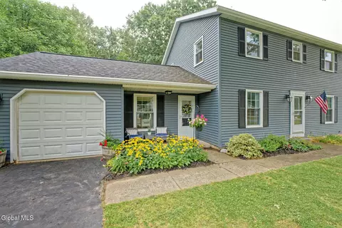47 Algonquin Rd, Clifton Park, NY 12065