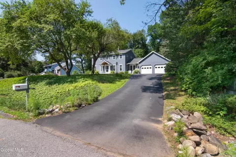 7 Northwood Dr, Malta, NY 12020