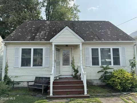 7 Charles St, Greenport, NY 12534