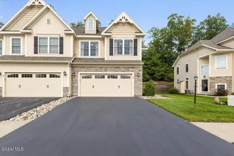 37 Ordelia Ln, Round Lake, NY 12151