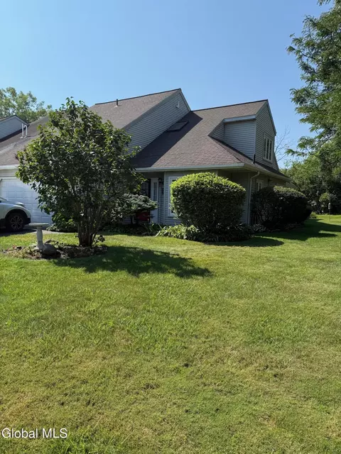 28 Carrie Ct, Niskayuna, NY 12309