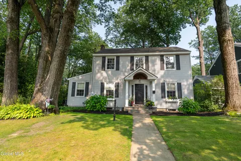 52 Pinewood Ave, Saratoga Springs, NY 12866