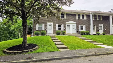 38 Maxwell Dr, Troy, NY 12180