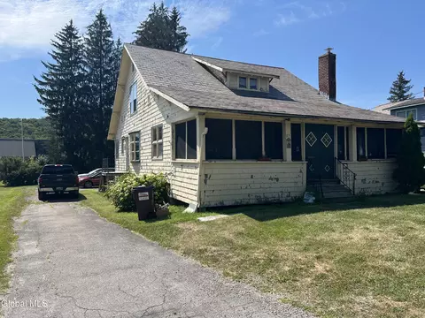 83 Quaker St, Granville, NY 12832