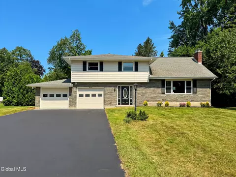 14 Cloverleaf Dr, Ballston Lake, NY 12019